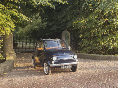 Blauwe fiat 500 oldtimer huren